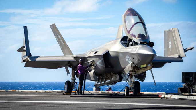 Một chiến đấu cơ F-35C Lightning II trên sàn đáp của tàu sân bay lớp Nimitz USS Carl Vinson (CVN 70) ngày 19/1/2022. Ảnh: CNN.