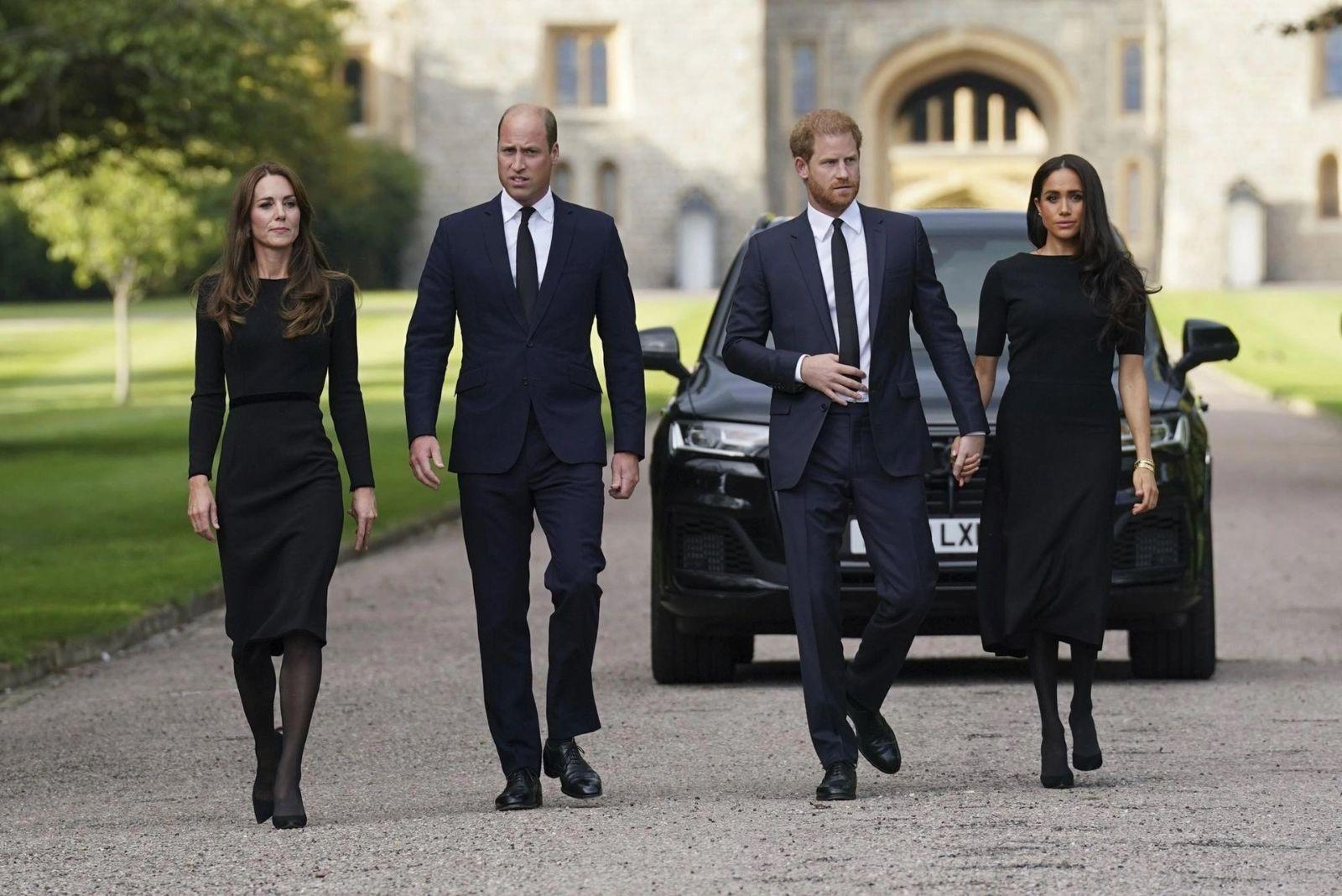 Hai anh em William và Harry cùng vợ tại lâu đài Windsor. Ảnh: AP.