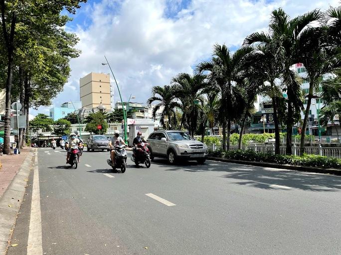 Đường Trường Sa có lượng phương tiện đông.