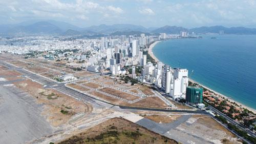 Sân bay Nha Trang cũ đang được Tập đoàn Phúc Sơn đầu tư xây dựng dự án khu trung tâm đô thị Nha Trang.