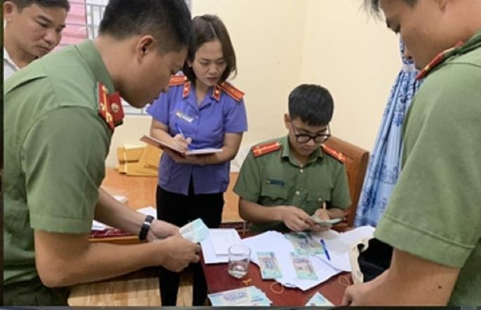 Hai vợ chồng tàng trữ, tiêu thụ 3,5 tỉ đồng tiền giả - Ảnh 2.