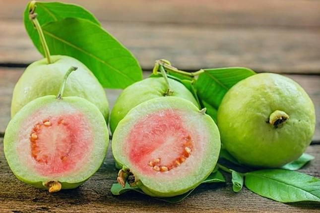 Ổi nhiều vitamin C, ăn rất tốt, nhưng ăn kiểu này thành ‘cực kỳ độc hại’ - Ảnh 2.