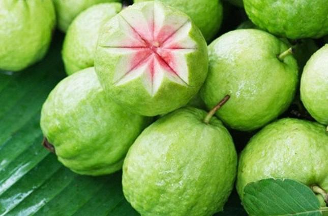 Ổi nhiều vitamin C, ăn rất tốt, nhưng ăn kiểu này thành ‘cực kỳ độc hại’ - Ảnh 1.