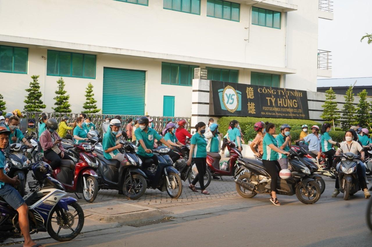 LĐLĐ quận Bình Tân xây dựng kế hoạch chăm lo cho gần 1.200 công nhân Công ty Tỷ Hùng bị mất việc. Ảnh: Phương Ngân