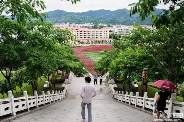 "Công xưởng" ôn thi đại học khắc nghiệt nhất Trung Quốc: Học 17 tiếng/ngày, con vi phạm cha mẹ cũng bị phạt - Ảnh 5.