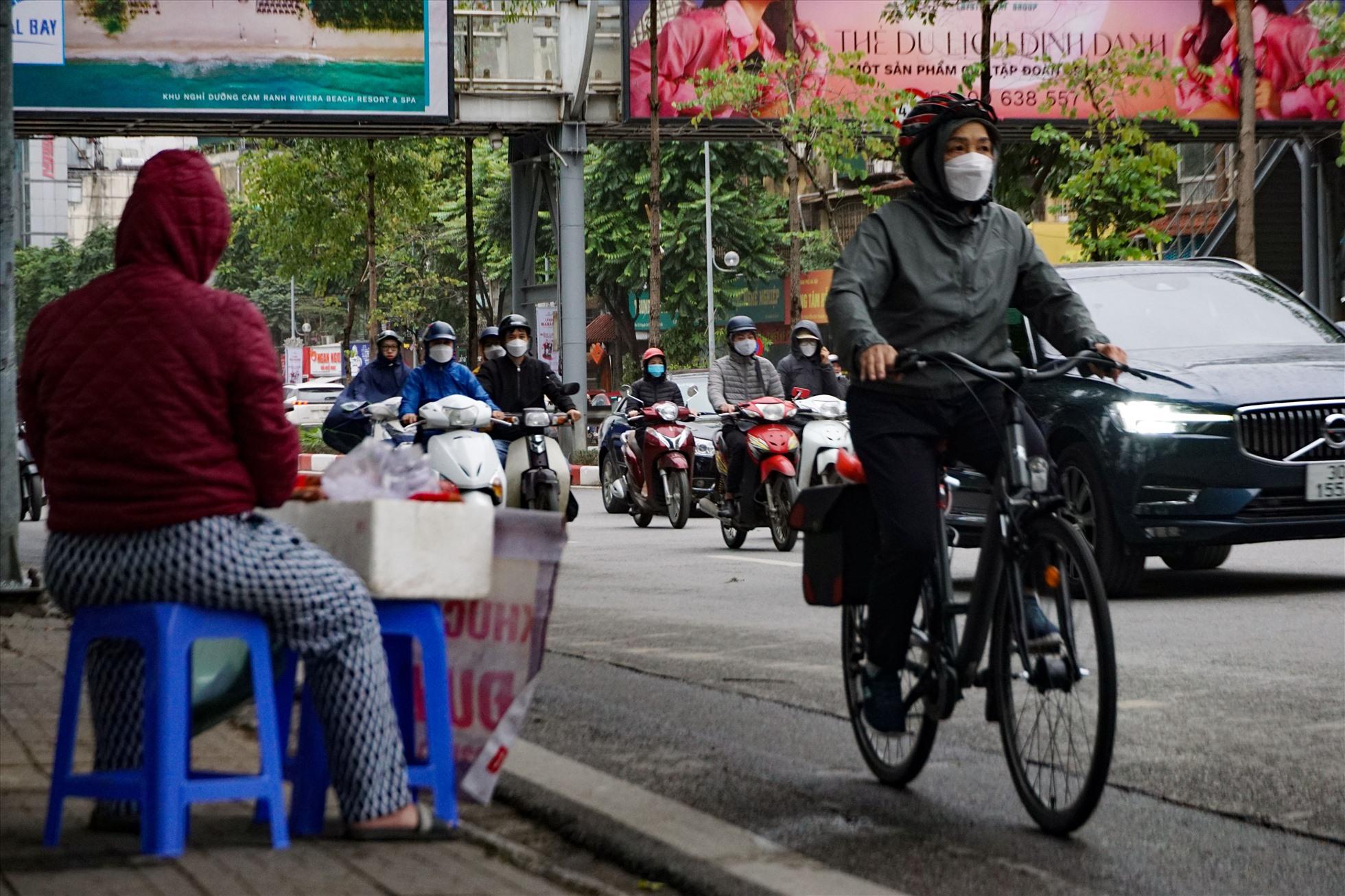 Hầu hết người dân ra đường đều phải khoác thêm áo ấm.