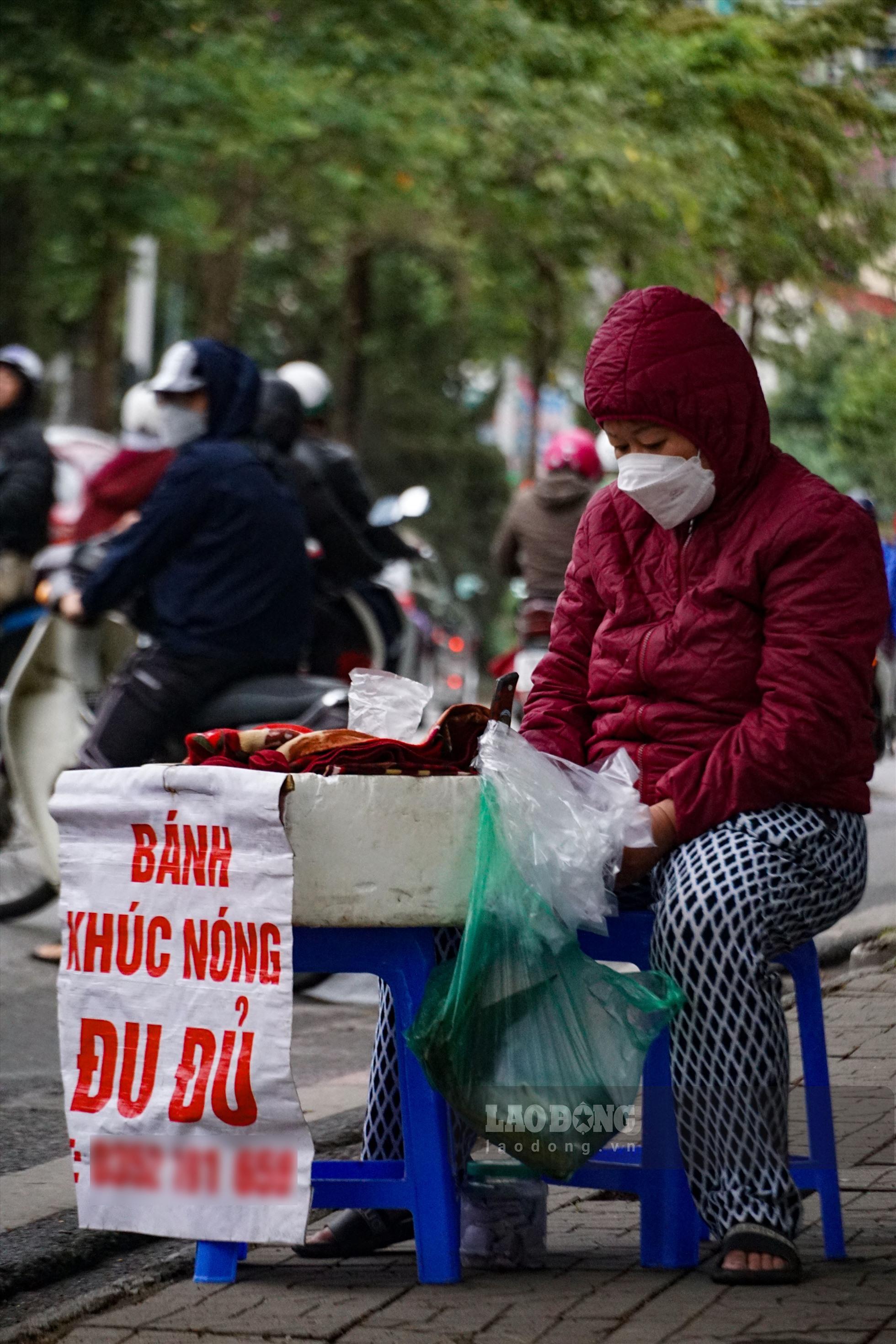 Nhiều người lao động phải mặc thêm áo mưa để tránh rét.