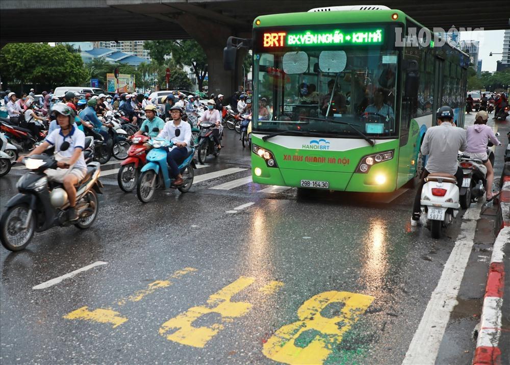 Mức phạt đi vào làn đường cho xe buýt nhanh BRT như thế nào?