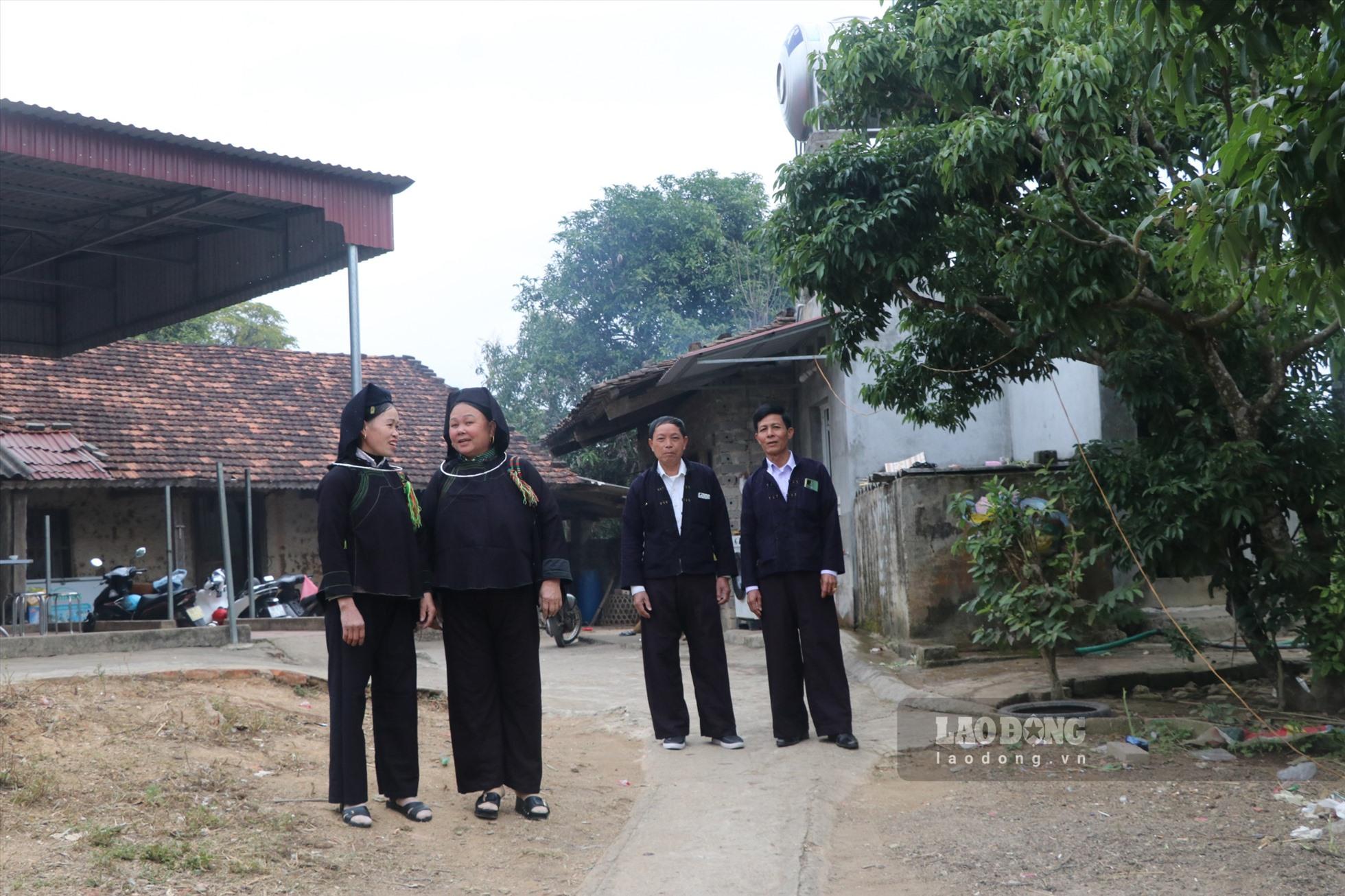 Đây là phiên chợ tình độc đáo chỉ họp duy nhất mỗi năm 1 lần. Ngoài những đôi lứa mới yêu, thì những người đã có gia đình vẫn có thể hát, ngồi tâm tình trò chuyện với người yêu cũ của mình.