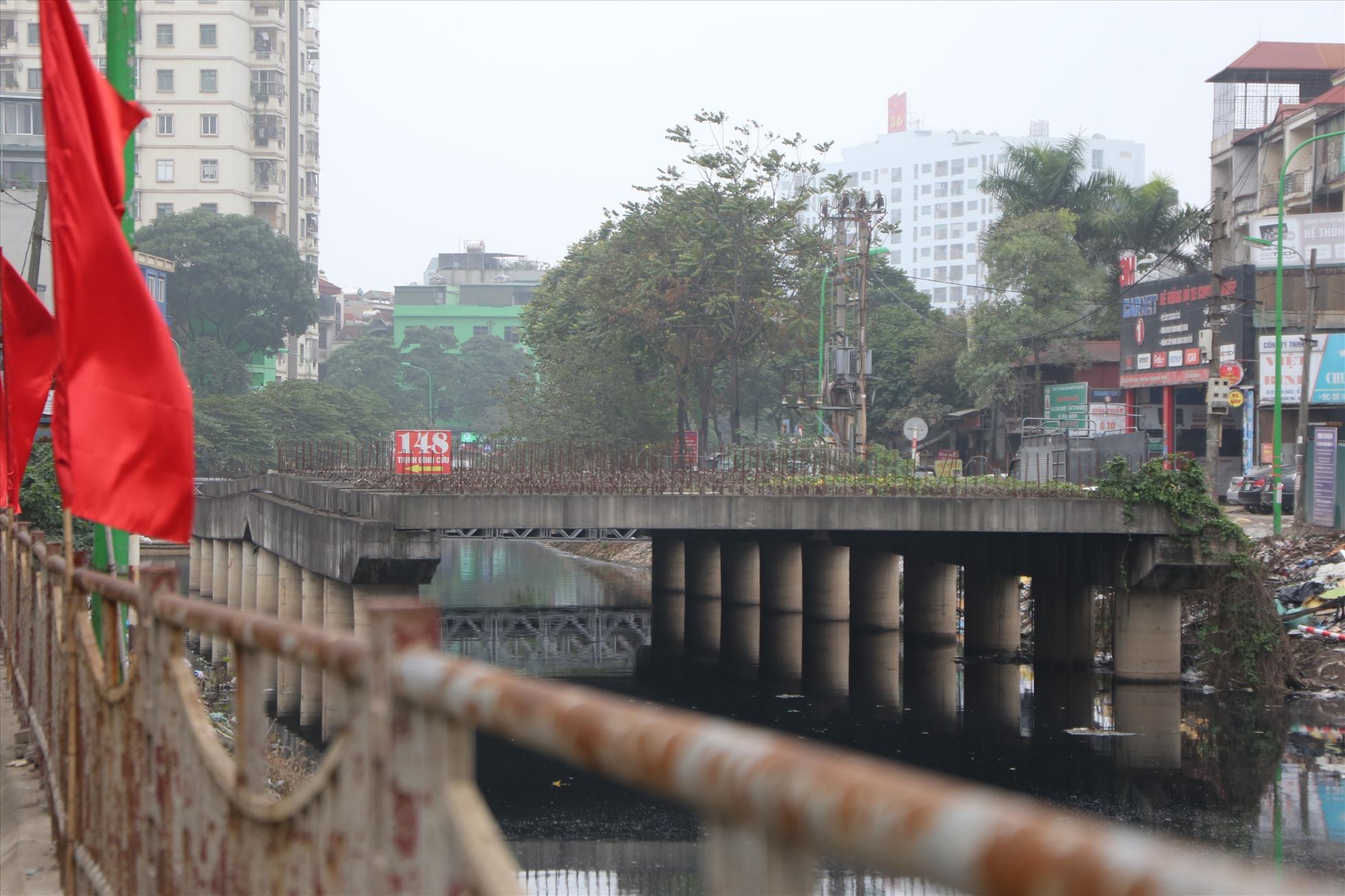 Vành đai 2,5 Hà Nội ì ạch, ngập rác thải, người dân ngóng chờ ngày thi công