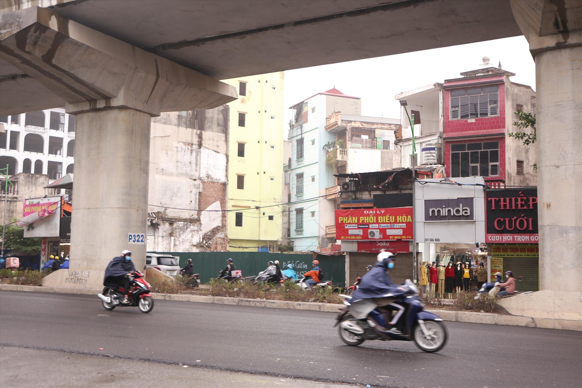 Từ nút giao Nguyễn Văn Huyên - Cầu Giấy, vành đai 2,5 đang được giải phóng mặt bằng. Ảnh: Vĩnh Hoàng