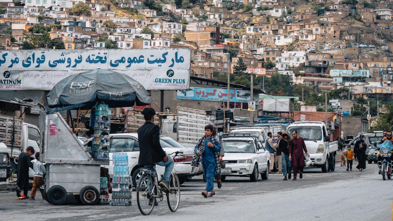 Lấy hết can đảm đi Afghanistan du lịch: Du khách choáng vì được lính Taliban mời lên uống trà, đặt hàng làm "video PR" - Ảnh 1.