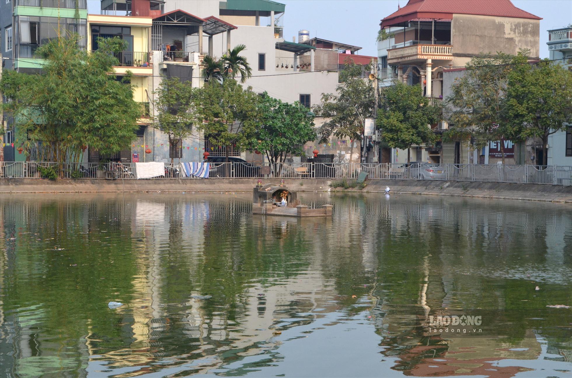 Một ngôi mộ khác nằm giữa hồ. Người dân cho biết, buổi chiều mát, học sinh vẫn thường ra đây tắm; hàng bao nhiêu năm nay, không có ai bị chết đuối.