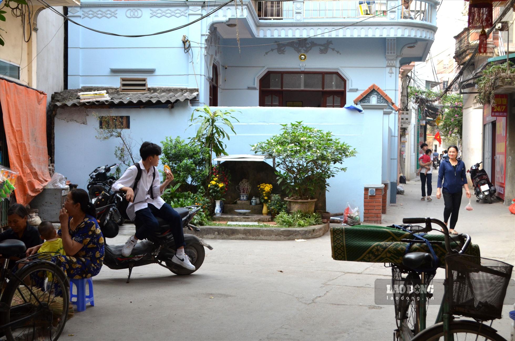 Tại xóm Đại Khang (xã Hữu Hòa, huyện Thanh Trì) có hai nơi thờ cúng lễ gần nhau, trông giống như một ngôi mộ. Người dân gọi nơi này là “Ông Gò”.