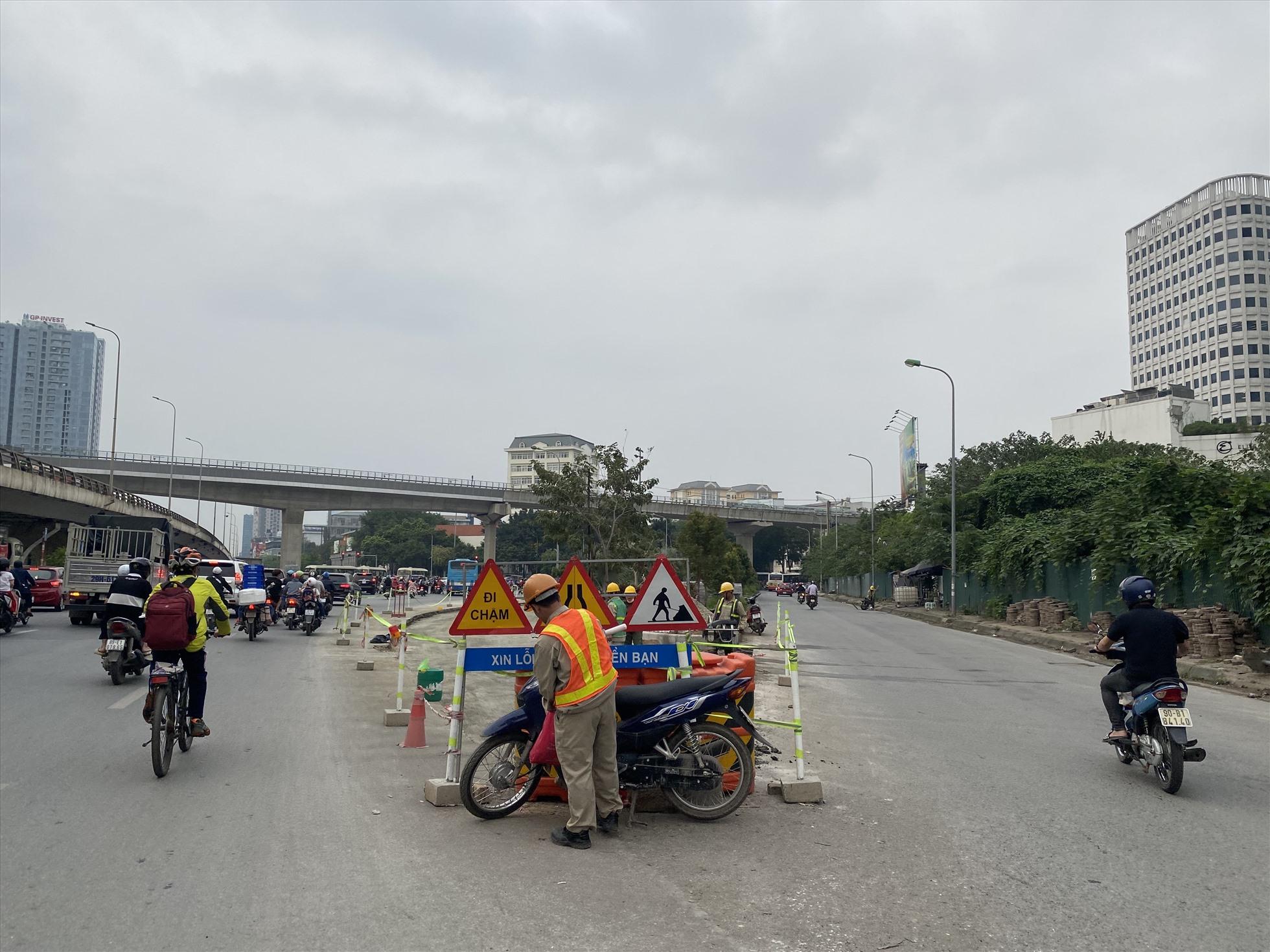 Hệ thống cảnh báo an toàn giao thông đã được lắp đặt tại công trường. Ảnh: Vĩnh Hoàng