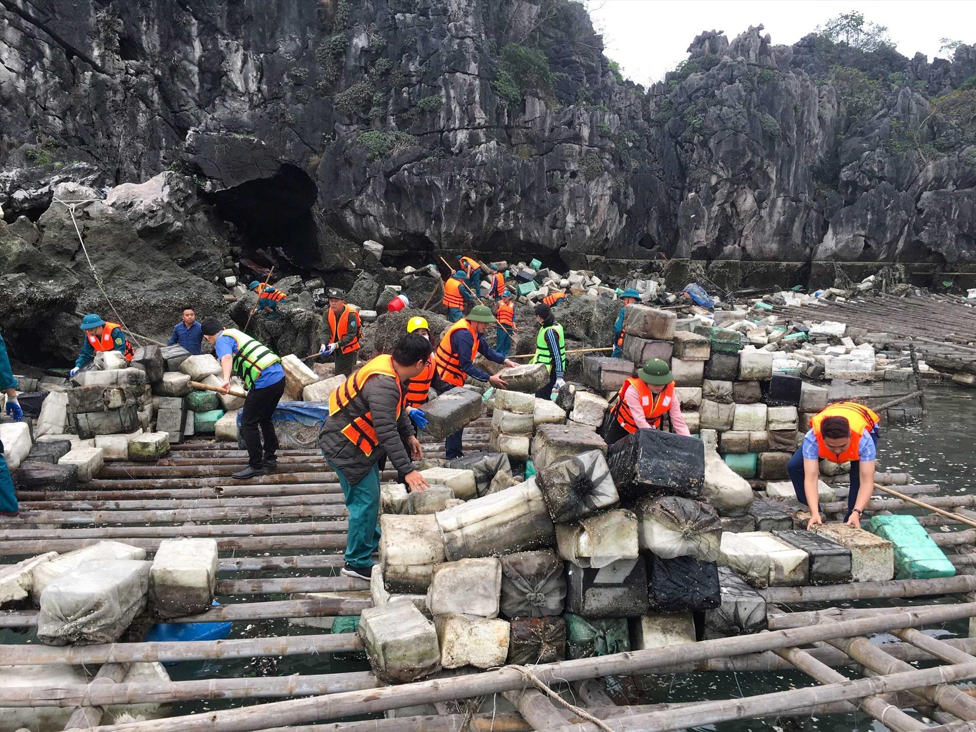 Thu gom phao xốp trên vịnh Bái Tử Long, TP.Cẩm Phả. Ảnh: Công thông tin TP.Cẩm Phả