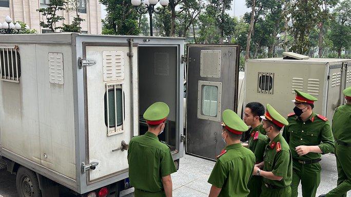 Cựu giám đốc Bệnh viện Tim Hà Nội Nguyễn Quang Tuấn hôm nay hầu toà - Ảnh 4.