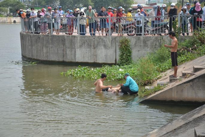 Thách nhau bơi qua sông khi nhậu, 1 người chết - Ảnh 1.