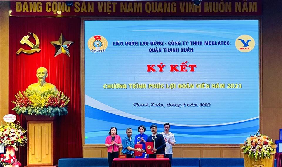 LĐLĐ quận Thanh Xuân và Công ty TNHH MEDLATEC Thanh Xuân ký kết Chương trình Phúc lợi cho đoàn viên năm 2023 tại Lễ phát động Tháng Công nhân, Tháng hành động về an toàn vệ sinh lao động. Ảnh: CĐCS