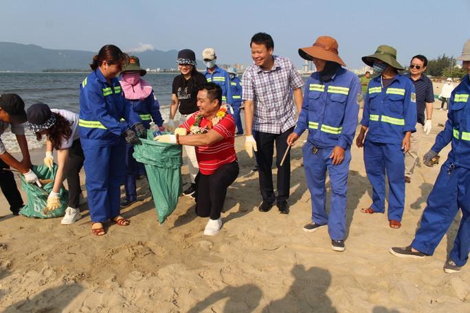 500 người tham gia nhặt rác ở bãi biển Đà Nẵng - Ảnh 3.