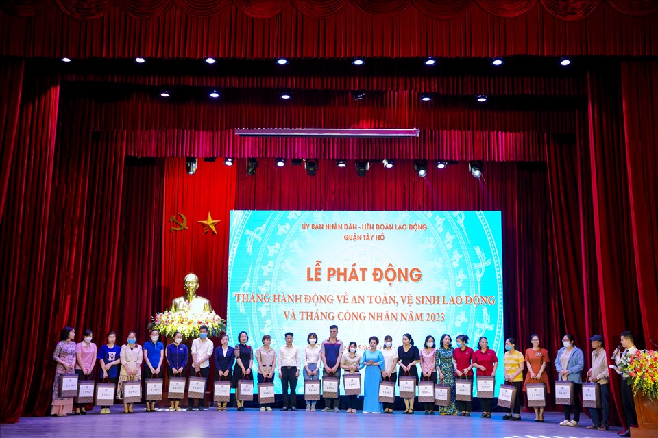 Phát động Tháng Công nhân, Tháng hành động về an toàn vệ sinh lao động tại quận Tây Hồ. Ảnh: CĐCS