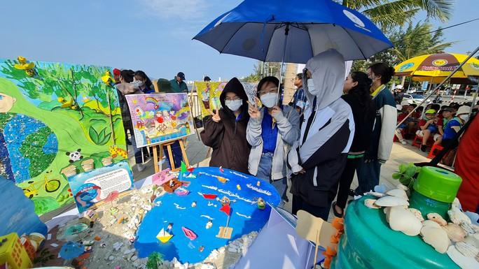 500 người tham gia nhặt rác ở bãi biển Đà Nẵng - Ảnh 1.