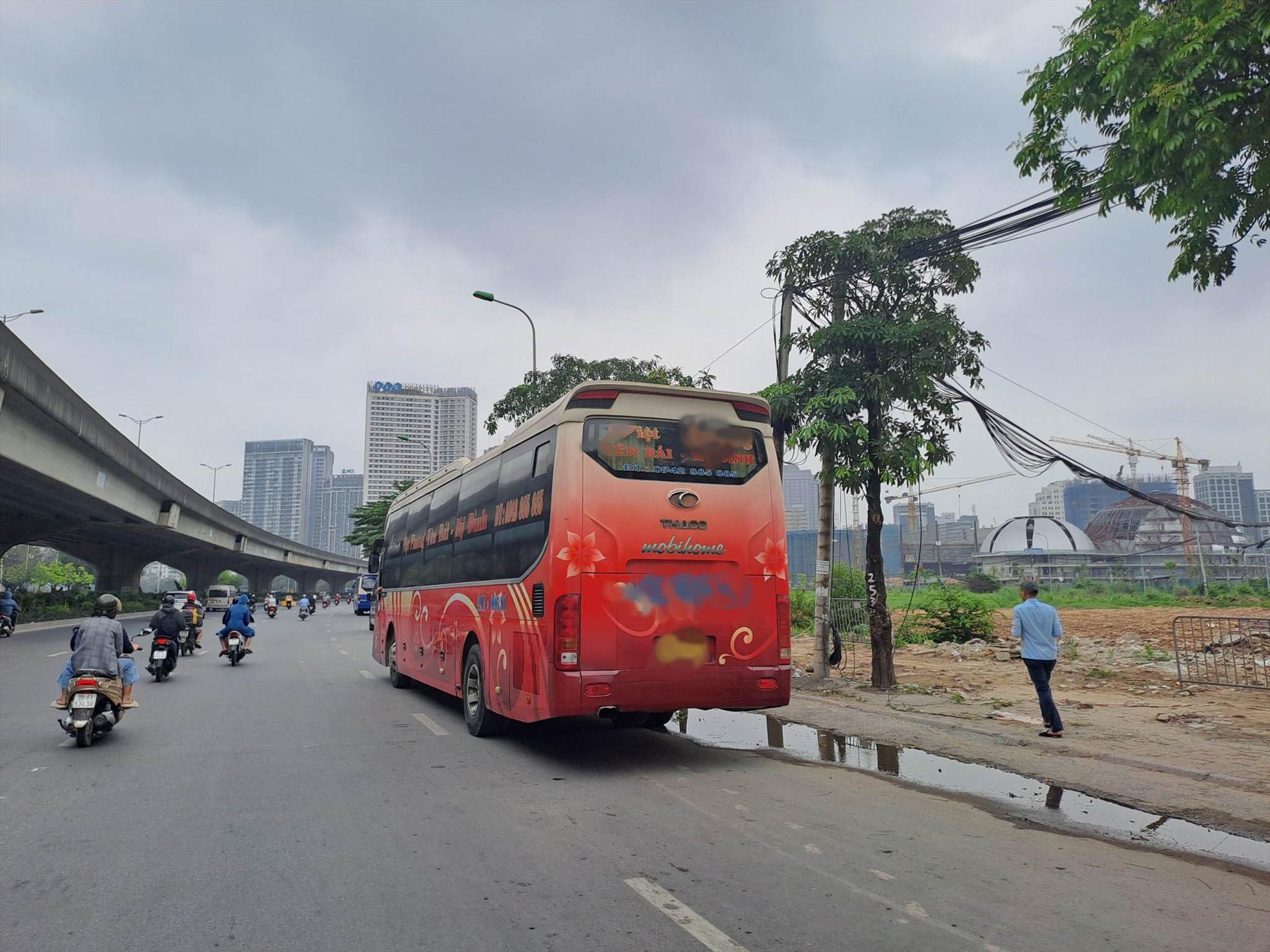 Đón khách trên đường Phạm Hùng. Ảnh: Minh Hạnh