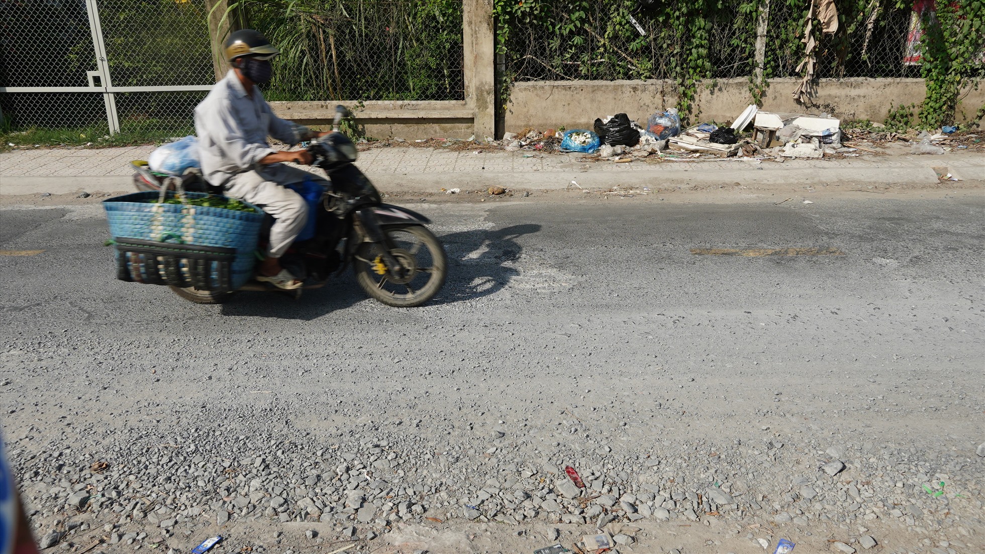 Nhiều hộ dân sinh sống ngay mặt đường cho biết thêm, trời mưa rất nguy hiểm nhất là những ổ gà ngập nước, người dân đi vào không may sẽ bị ngã.