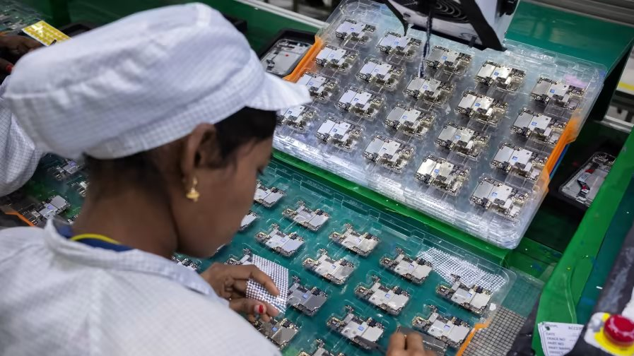 Ngành sản xuất linh kiện smartphone hết thời, các nhà cung ứng thiết bị điện tử cho xe điện lên ngôi - Ảnh 2. Ngành sản xuất linh kiện smartphone hết thời, các nhà cung ứng thiết bị điện tử cho xe điện lên ngôi - Ảnh 2.