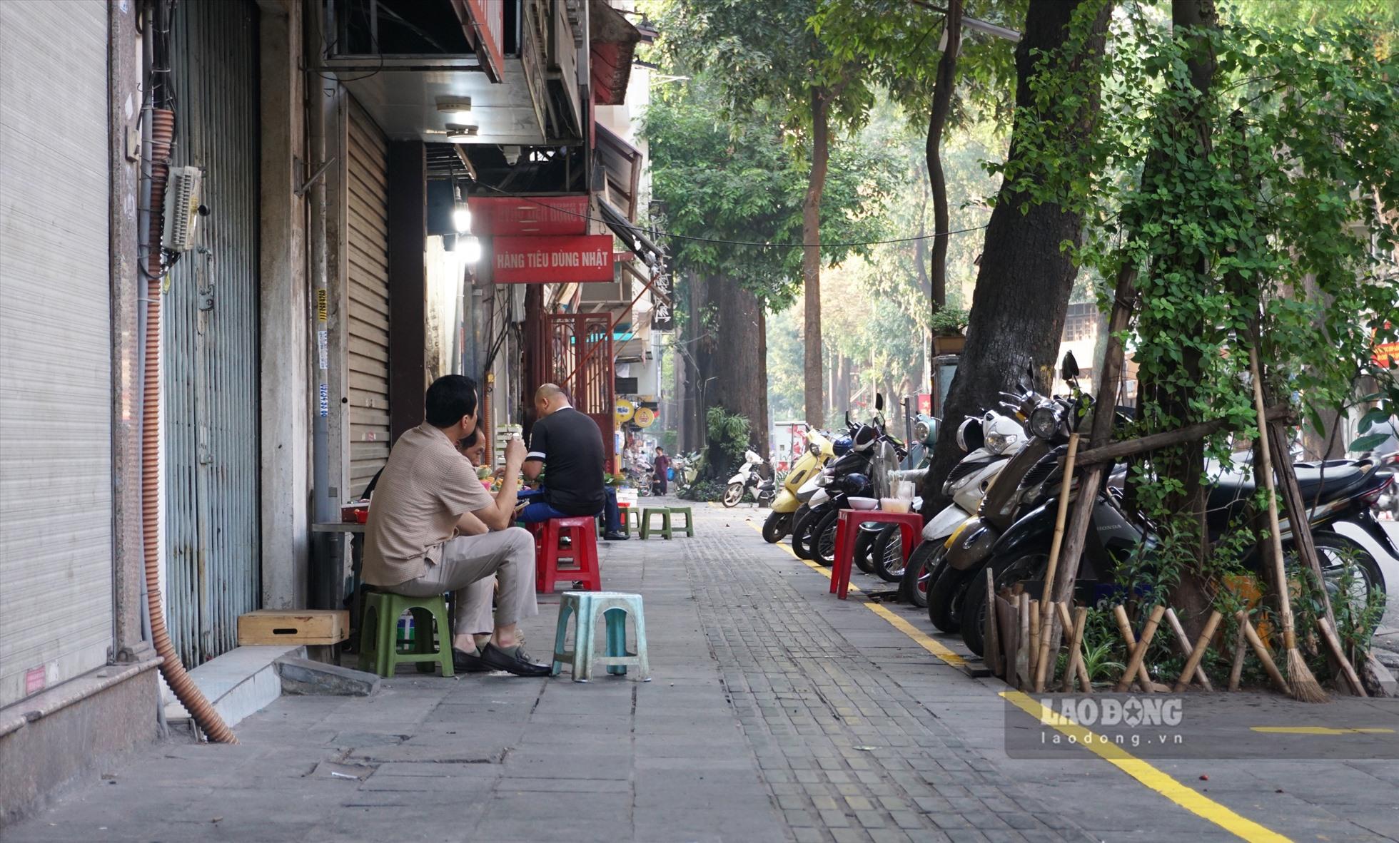 Dọc tuyến phố có nhiều hàng quán doanh buôn bán tấp nập của người dân.