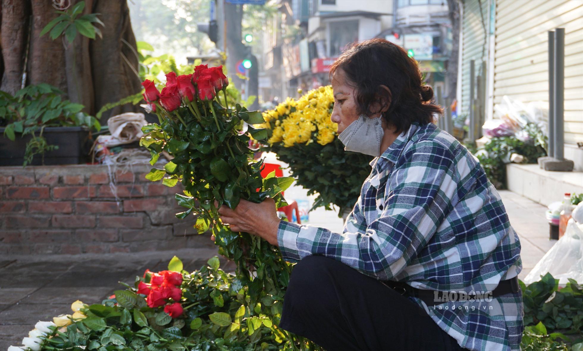 Bà Chu Thị Ngà (quận Hoàng Mai) cho biết: “Nếu chính quyền tạo điều kiện cho thuê 2 m phía trước vỉa hè giá cả phù hợp thì bài sẵn sàng thuê nộp tiền hàng tháng. Như thế có chỗ ngồi không bị đuổi tất nhiên là không thể bành trướng, nó phải có quy định, giới hạn vì ngồi phía trước cửa nhà người khác.