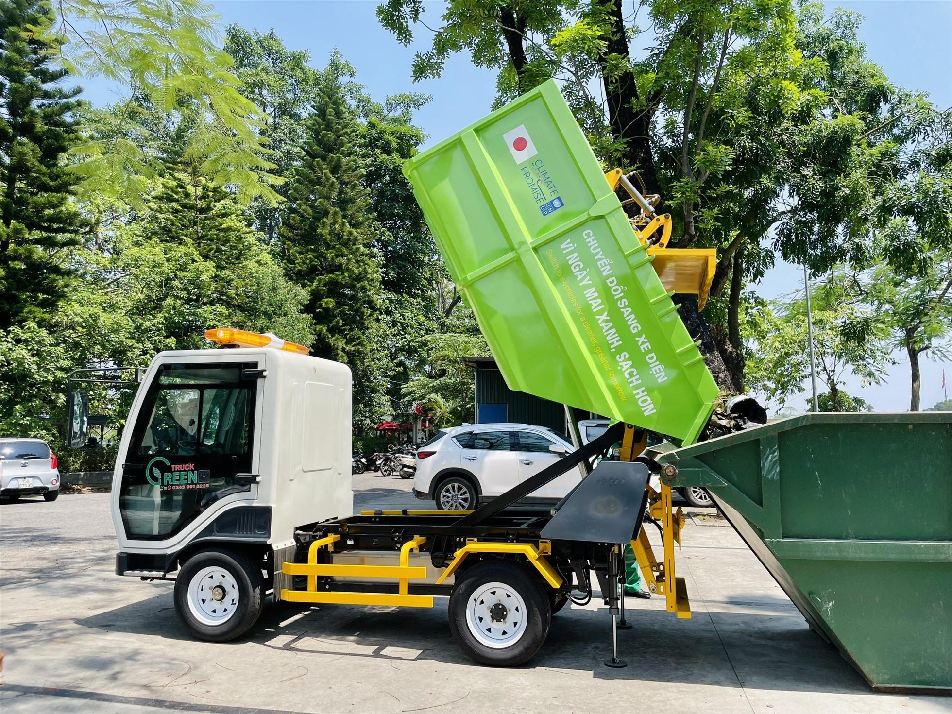 Những chiếc xe điện thu gom rác được UNDP trao cho TP Huế. Ảnh: Hương Giang