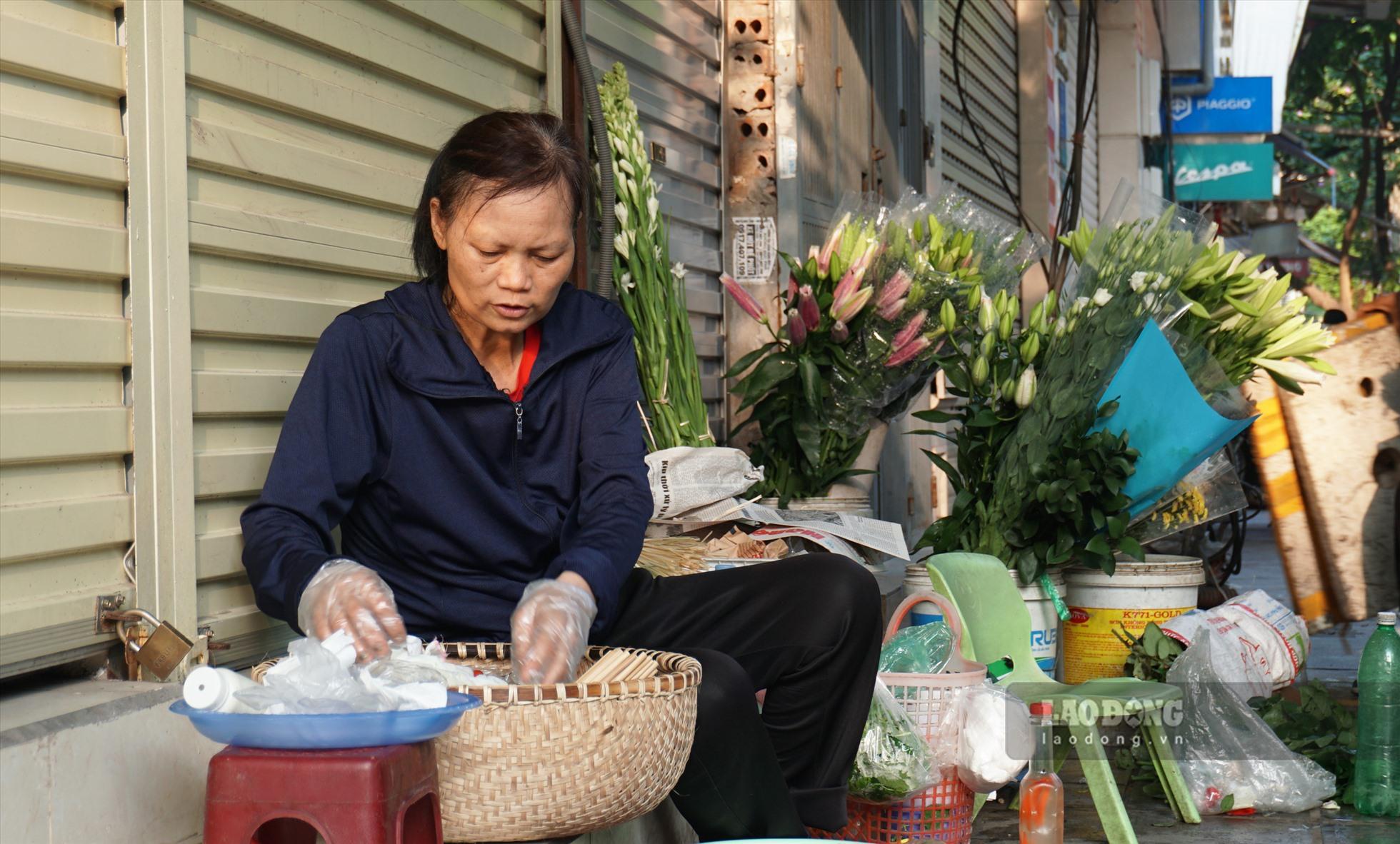 Bà Nguyễn Thị Thanh (huyện Thanh Trì) cho biết: “Tôi buôn bán ở đây được hơn 20 năm rồi, nếu bây giờ được cho thuê vỉa hè thì tốt quá. Mong chính quyền sớm thực hiện để vỉa hè vừa có chỗ cho người đi bộ, cũng có chỗ cho những người buôn bán như chúng tôi làm ăn“.