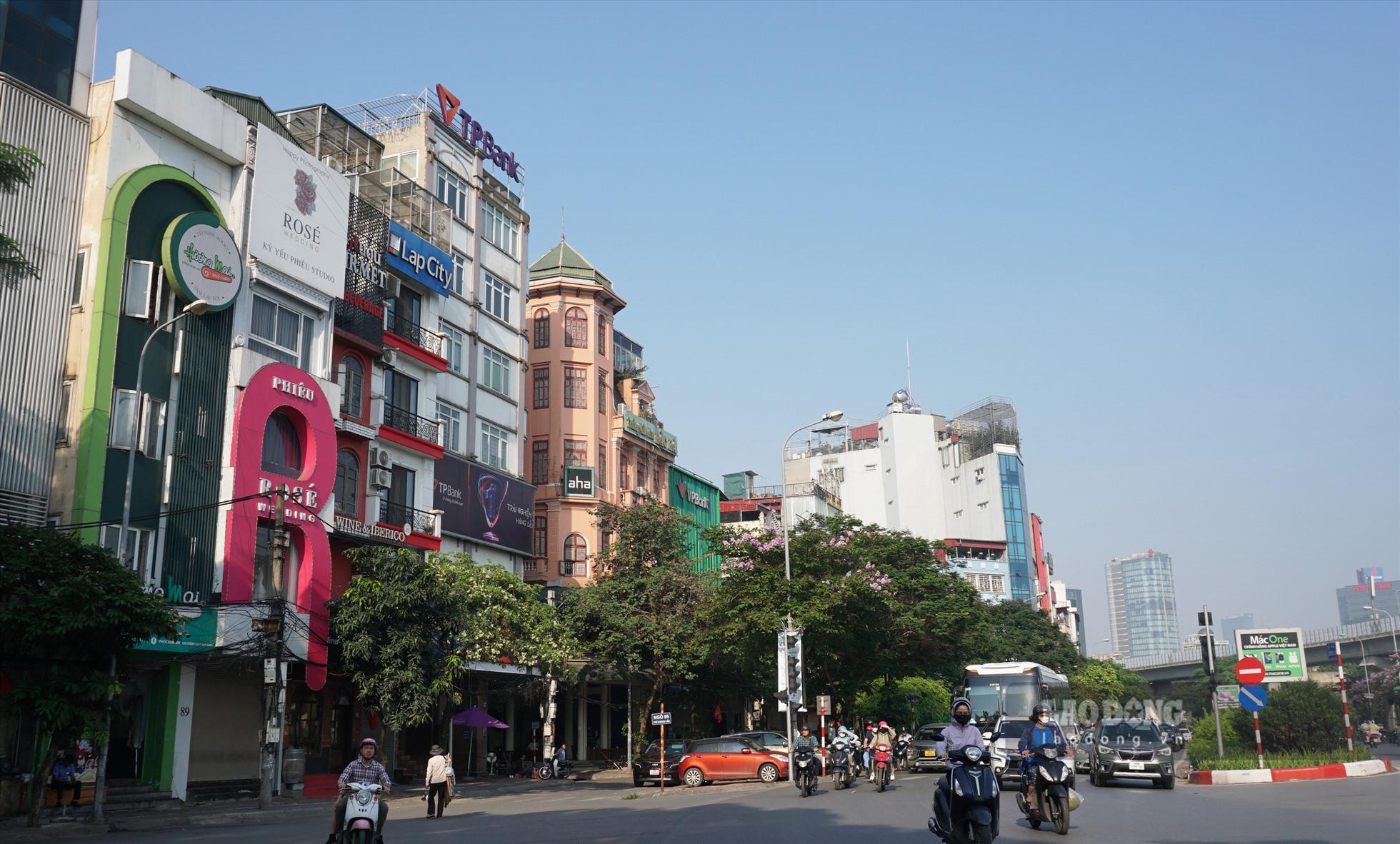 Vỉa hè phố Hoàng Cầu có nhiều quán ăn thu hút thực khách vào buổi tối vỉa hè, lòng đường rộng thoáng.  , lưu lượng lưu thông dưới lòng đường khá cao.