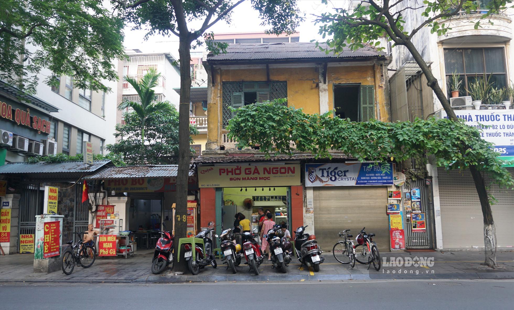 Dọc tuyến phố có nhiều hàng quán doanh buôn bán tấp nập của người dân.