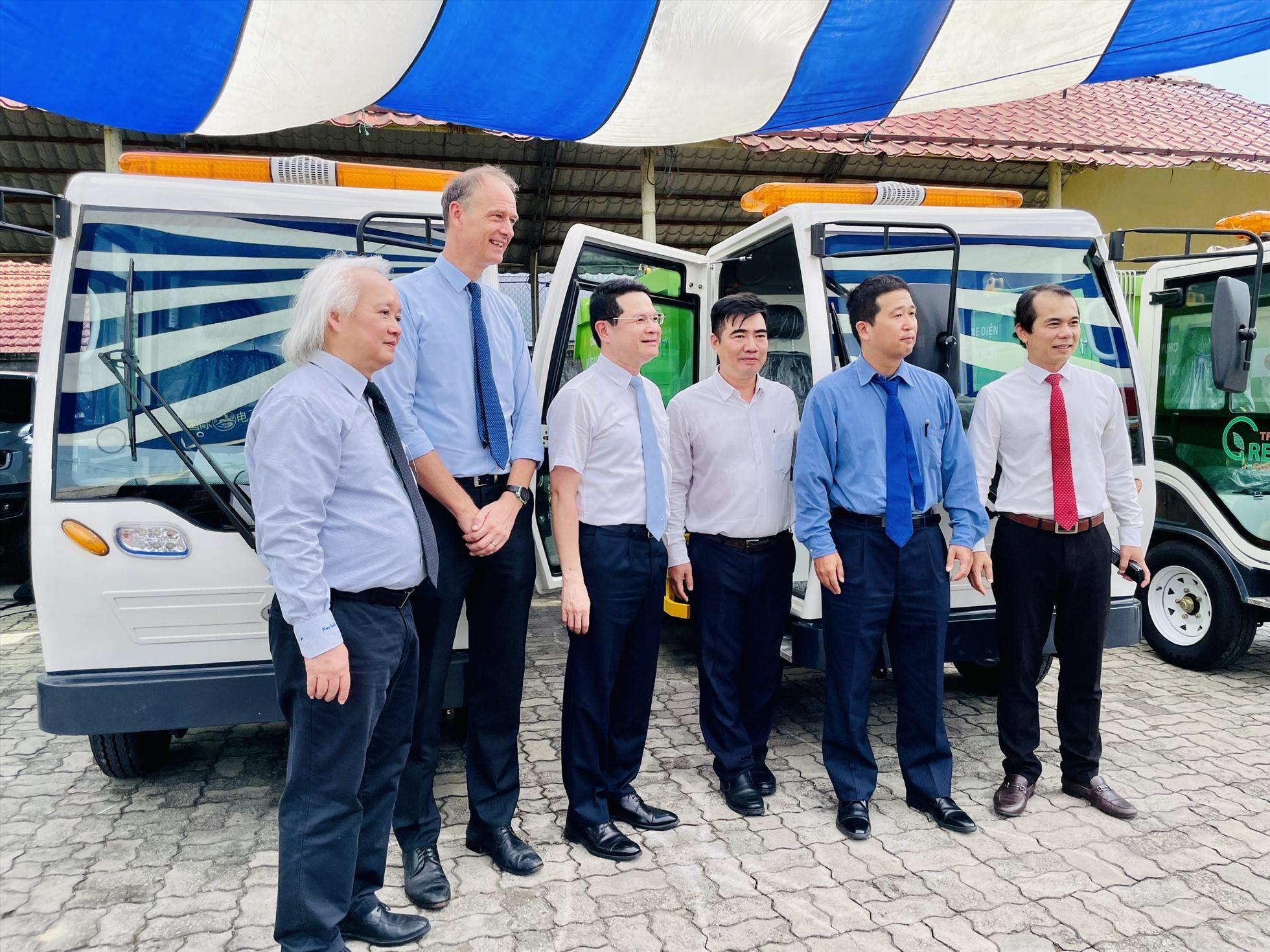 Việt Nam dần chuyển sang thu gom rác bằng xe điện để giảm phát thải