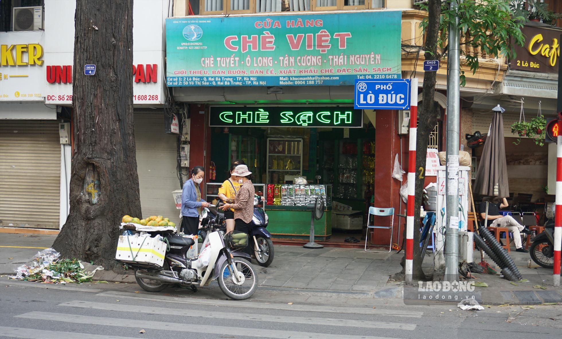 Vỉa hè phố Lò Đúc có vỉa hè rộng rãi, mật độ tham gia giao thông đông đúc vào giờ cao điểm.