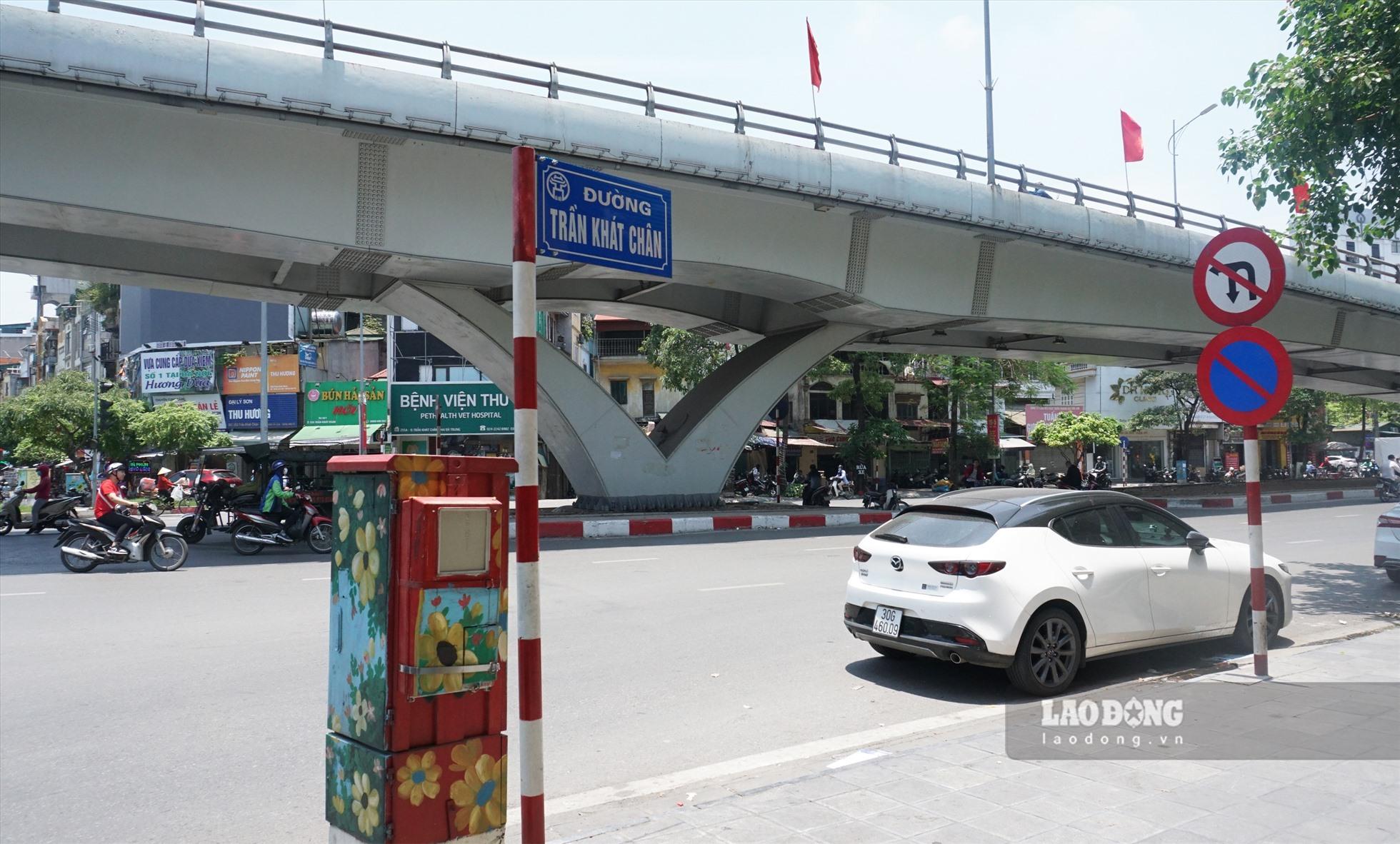 Theo ghi nhận, tại các tuyến phố Trần Khát Chân - Đại Cồ Việt, Trần Xuân Soạn, Ngô Thì Nhậm, Lò Đúc (quận Hai Bà Trưng) sau khi rà soát đã đủ điều kiện cho thuê vỉa hè để kinh doanh, buôn bán hàng hóa.  Phố Hoàng Cầu, Nguyễn Lương Bằng (quận Đống Đa) cũng nằm trong đề xuất cho phép sử dụng tạm vỉa hè để kinh doanh.