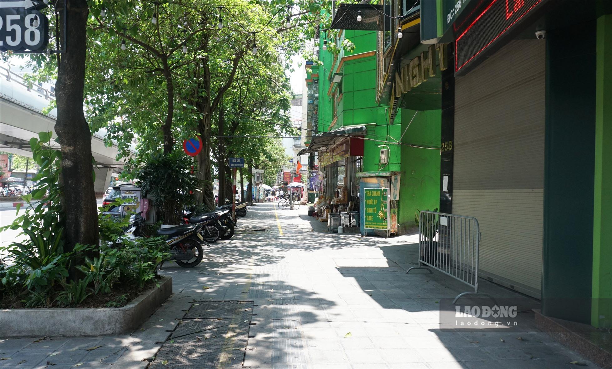 Nhu cầu được sử dụng vỉa hè để kinh doanh trên tuyến phố này là vô cùng lớn.