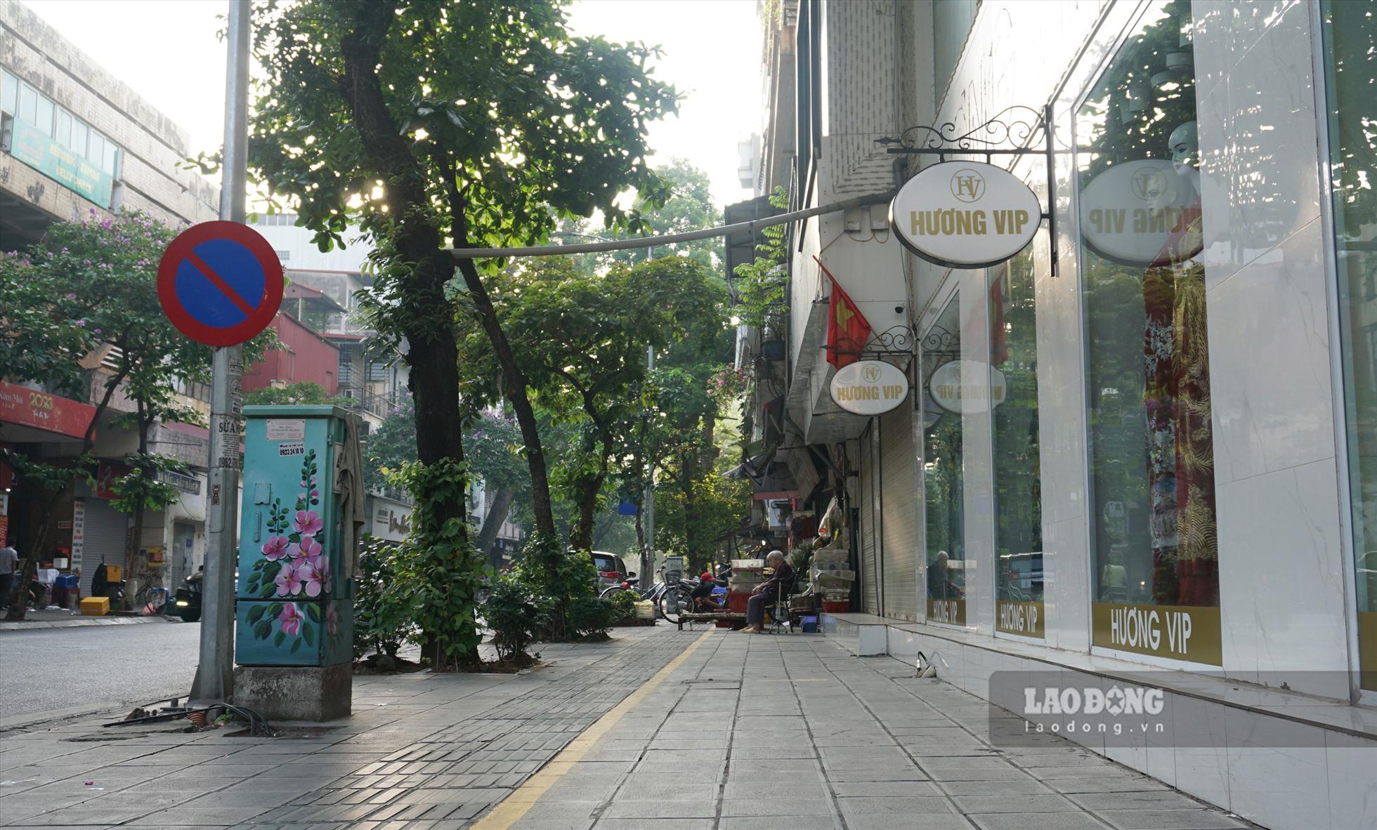 Bí thư Thành ủy Hà Nội Đinh Tiến Dũng vừa giao UBND thành phố chỉ đạo các sở chuyên ngành nghiên cứu lập quy hoạch quản lý và sử dụng lòng đường, vỉa hè từng tuyến phố, từng khu vực. Ông Dũng yêu cầu các quận mạnh dạn thí điểm quy hoạch khu vực cho thuê vỉa hè, đáp ứng nhu cầu của một bộ phận người dân đang bám vỉa hè kiếm sống. “Lòng đường, vỉa hè thực tế gắn với sinh kế của người dân và cũng phần nào là kinh tế đô thị