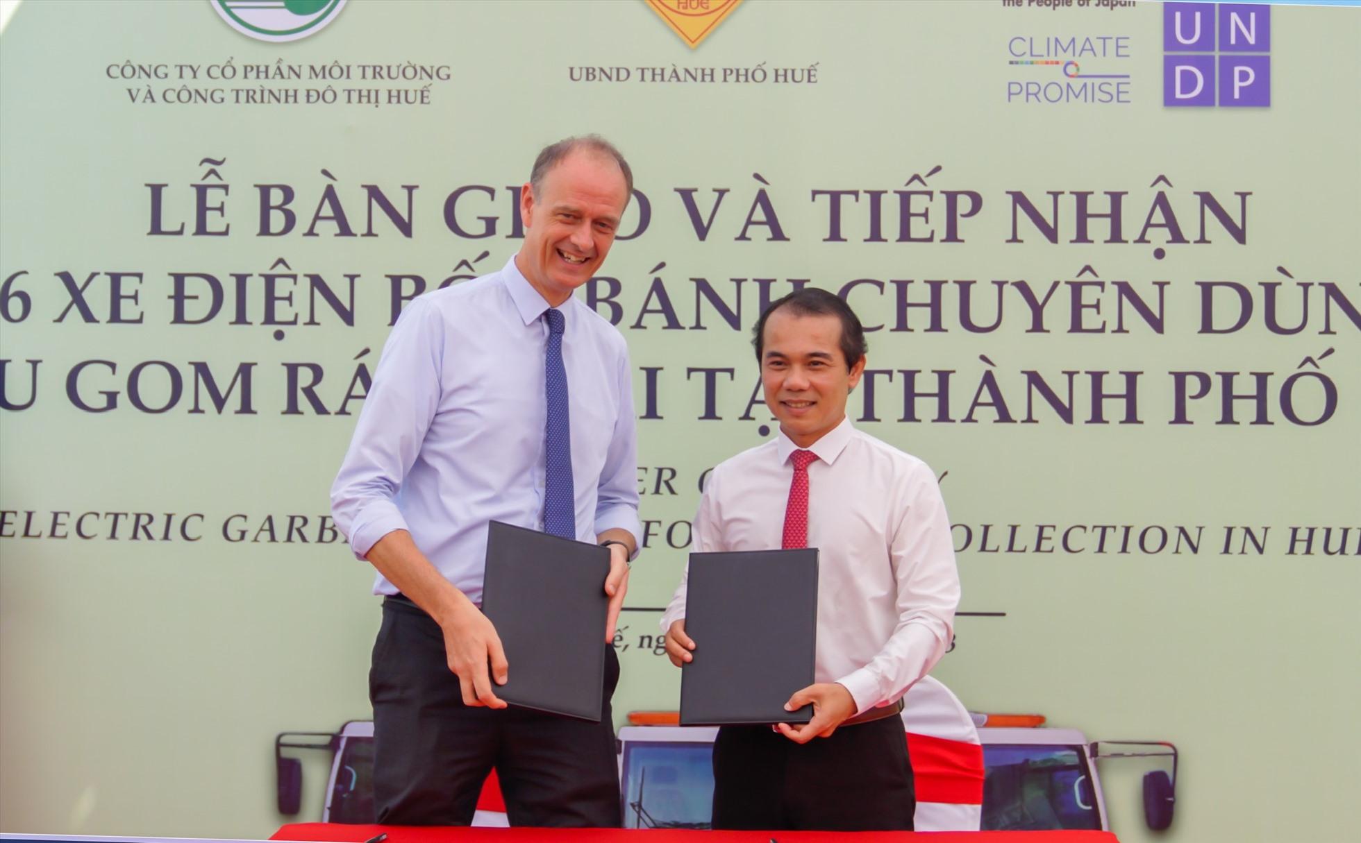 Đại diện UNDP trao xe điện cho lãnh đạo TP Huế. Ảnh: Hương Giang
