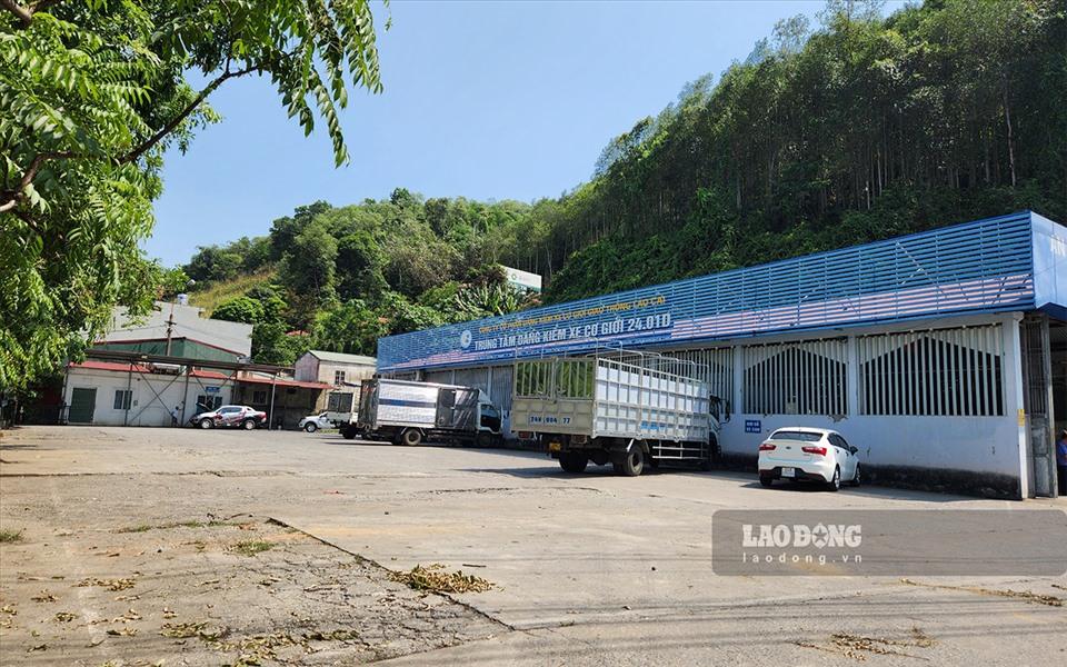 Trung tâm đăng kiểm 2401D (Lào Cai) đón hàng trăm lượt phương tiện đến đăng kiểm hàng ngày. Ảnh: Tân Văn.