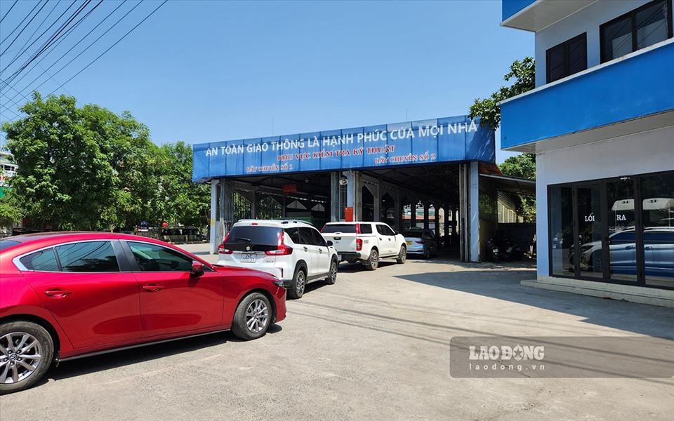 Xe cơ giới từ nhiều địa phương đến xếp hàng chờ đăng kiểm.