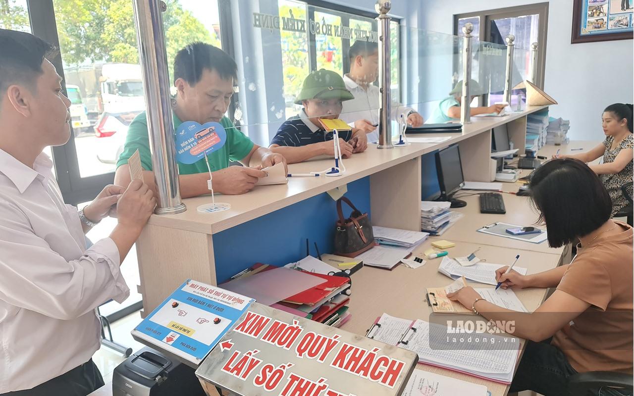 Khu vực làm thủ tục luôn kín người.