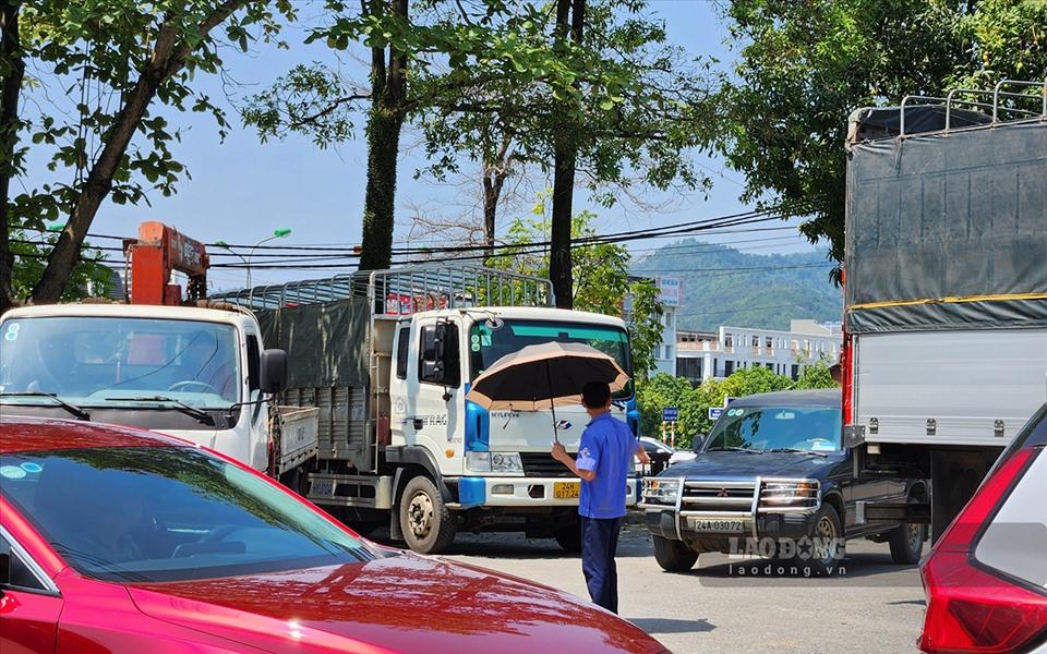 Các nhân viên phân luồng phương tiện dưới cái nóng 40 độ C.