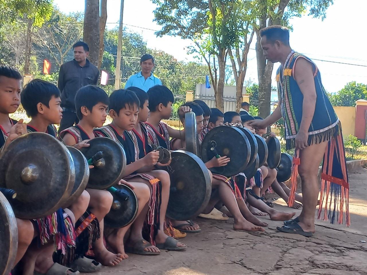 Học sinh ở Kon Tum được các nghệ nhân truyền dạy cồng chiêng. Ảnh Thanh Tuấn