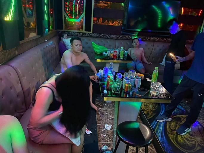 Đột kích phòng VIP của quán karaoke có 4 nam, 3 nữ bên trong  - Ảnh 1.