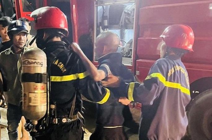 Cảnh sát phá khóa cứu người đàn ông cố thủ trong ngôi nhà đang cháy - Ảnh 1. Cảnh sát phá khóa cứu người đàn ông cố thủ trong ngôi nhà đang cháy - Ảnh 1.