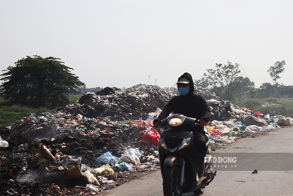 Bãi rác đã trở thành nỗi ám ảnh của nhiều người dân khi lưu thông qua đây.