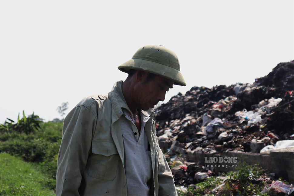 Ông Nguyễn Văn Anh (Thanh Oai, Hà Nội) cho biết: “Không chỉ riêng một mình tôi mà rất nhiều hộ nông dân tại đây đều phải chịu sự ô nhiễm của bãi rác ảnh hưởng tới việc sản xuất. Bãi rác này đã tồn tại được gần một năm nay, chúng tôi mỗi ngày đều phải ra ruộng để kiểm tra và thu gom hàng chục túi ni-lông bay xuống đồng ruộng. Thậm chí rác không được đem đi xử lý nên nhiều người còn phải chấp nhận đốt rác, làm ô nhiễm không khí trầm trọng“.